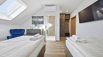 Deluxe Room | Desk, soundproofing, free WiFi