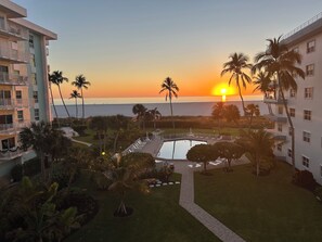 Property grounds - Beachfront Renovated Efficiency I Ultimate Beach Getaway! (Marco Island)