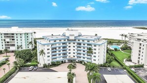 A hotel with a central courtyard, multiple floors, and a pool area.