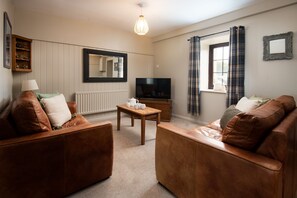 TV, fireplace - Two bedroom Cottage in the heart of Beadnell (Beadnell)