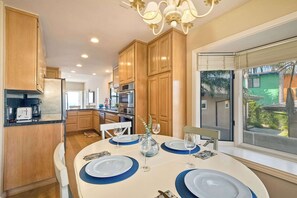 Condo, Plusieurs lits, patio, vue sur l’océan (Beachfront Sunset) | Cuisine privée | Réfrigérateur, four à micro-ondes, un four, surface de cuisson