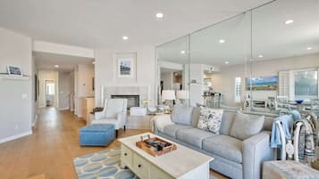 Condo, Plusieurs lits, patio, vue sur l’océan (Beachfront Sunset) | Aire de séjour | Téléviseur à écran plat de 50 po avec télévision numérique