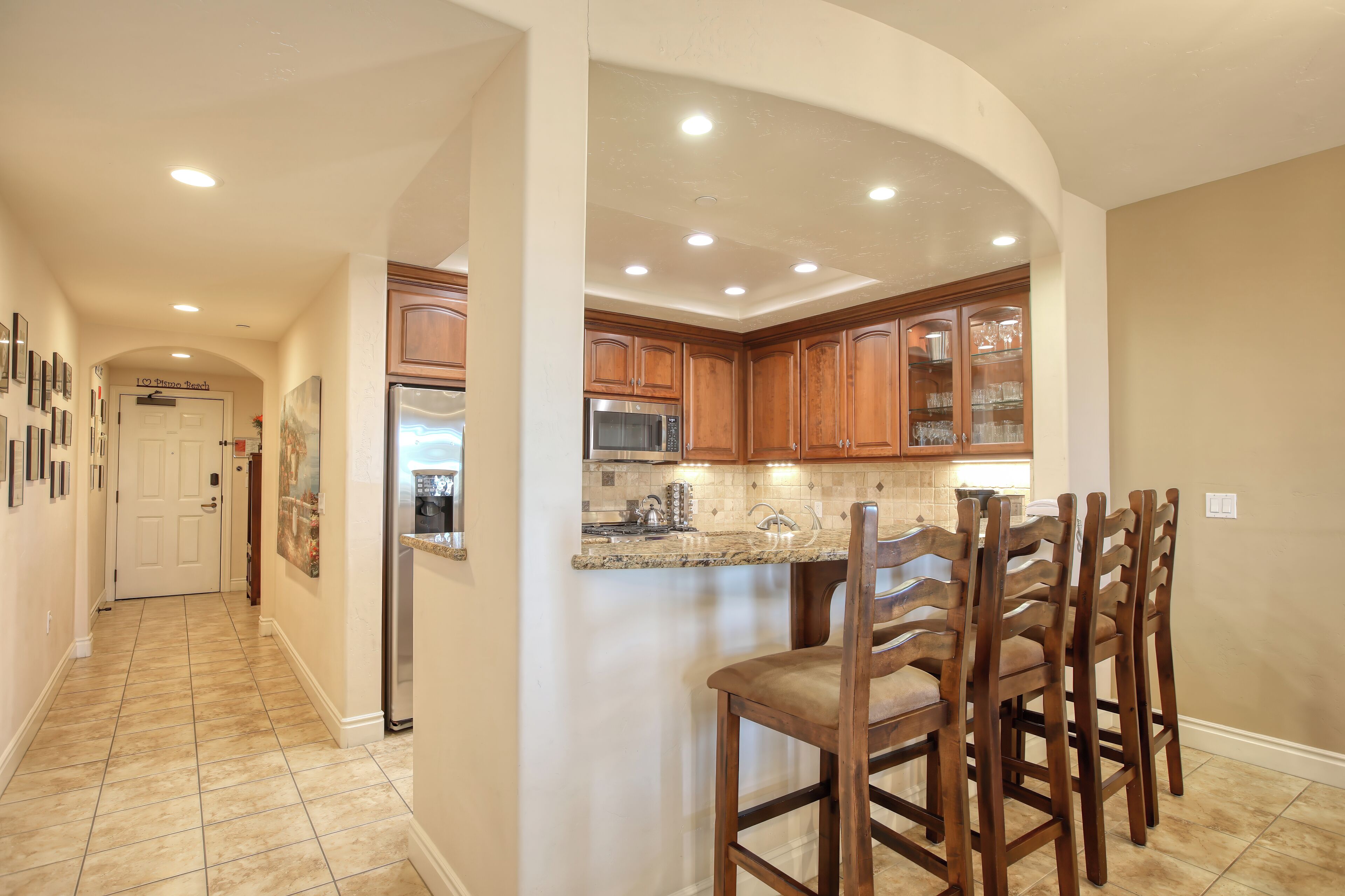 Frigorífico, microondas, horno y placa de cocina