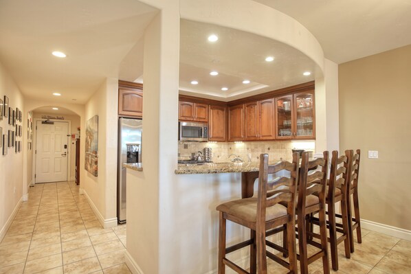 Een koelkast, een microgolfoven, een oven, een kookplaat