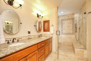 Shower, hair dryer, towels - Valentina Suite 202 a Luxury 3-Bedroom Ocean View Rental in Pismo Beach (Pismo Beach)
