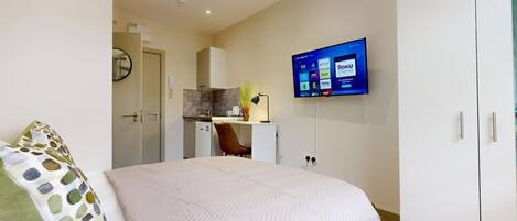 1 bedroom, desk, iron/ironing board, WiFi