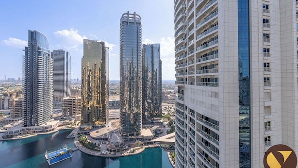 Un hôtel de grande hauteur à l’architecture moderne, doté de nombreux balcons et offrant une vue sur le front de mer.