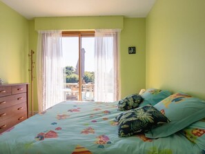 5 bedrooms, iron/ironing board, free WiFi, bed sheets