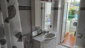 Douche, baignoire Ă jets, sĂšche-cheveux, bidet