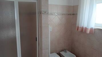 Douche, baignoire Ă jets, sĂšche-cheveux, bidet