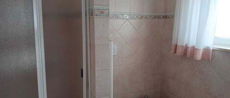 Dusche, Whirlpool, Haartrockner, Bidet