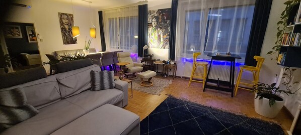 Smart TV, fireplace, books, music library - ArtApartment near Stephansplatz Stylish 2 Bedroom with AC (Vienna)
