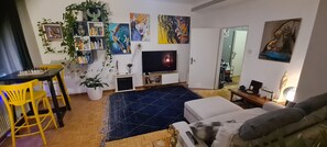 Smart-tv, eldstad, böcker och ett musikbibliotek