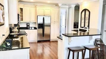 Kylskåp, mikrovågsugn, spishäll och diskmaskin