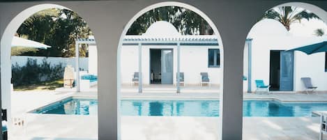 Una piscina techada, una piscina al aire libre