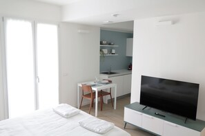 1 dormitorio, tabla de planchar con plancha, wifi y ropa de cama