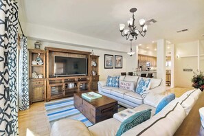 コンドミニアム ベッド (複数台) パティオ オーシャンビュー (South Pacific) | リビング エリア | 50 インチの薄型テレビ (デジタル放送視聴可)