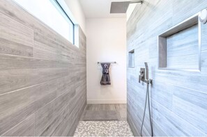 Een douche, een haardroger, handdoeken, zeep