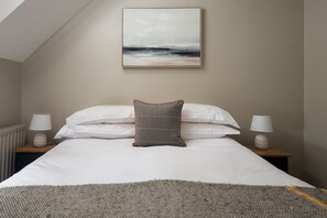 2 bedrooms, iron/ironing board, WiFi