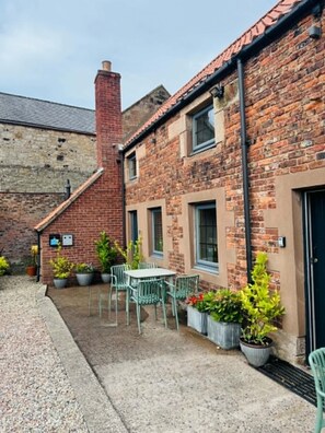 Outdoor dining - Two bedroom cottage in the heart of Beadnell (Beadnell)