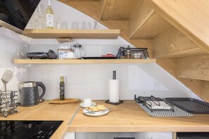 Fridge, oven, stovetop, cookware/dishes/utensils