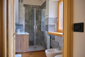 Doccia, asciugacapelli, bidet, asciugamani