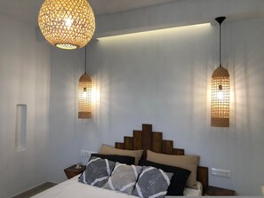 Suite | 6 bedrooms, desk