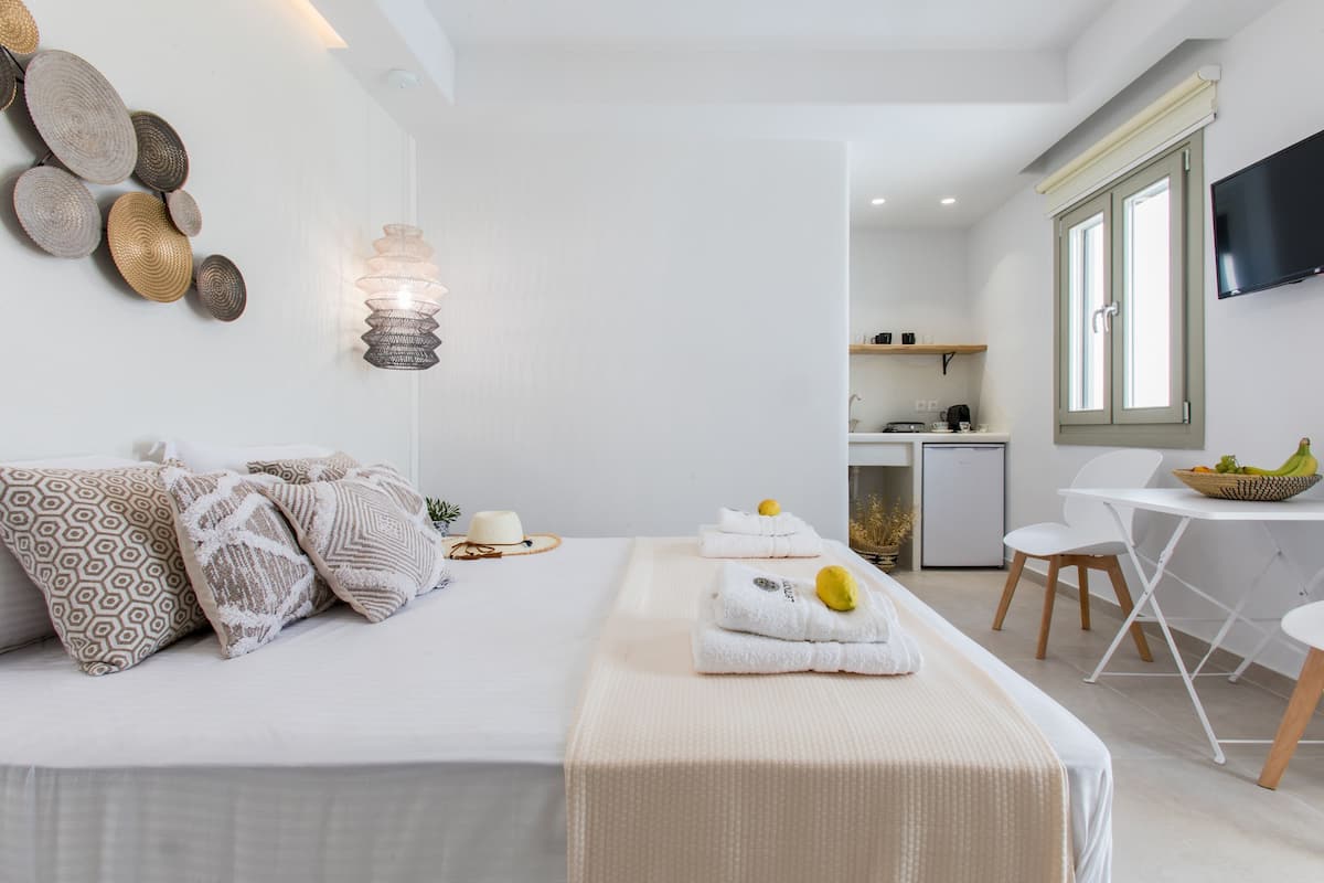 Suite | 6 bedrooms, desk