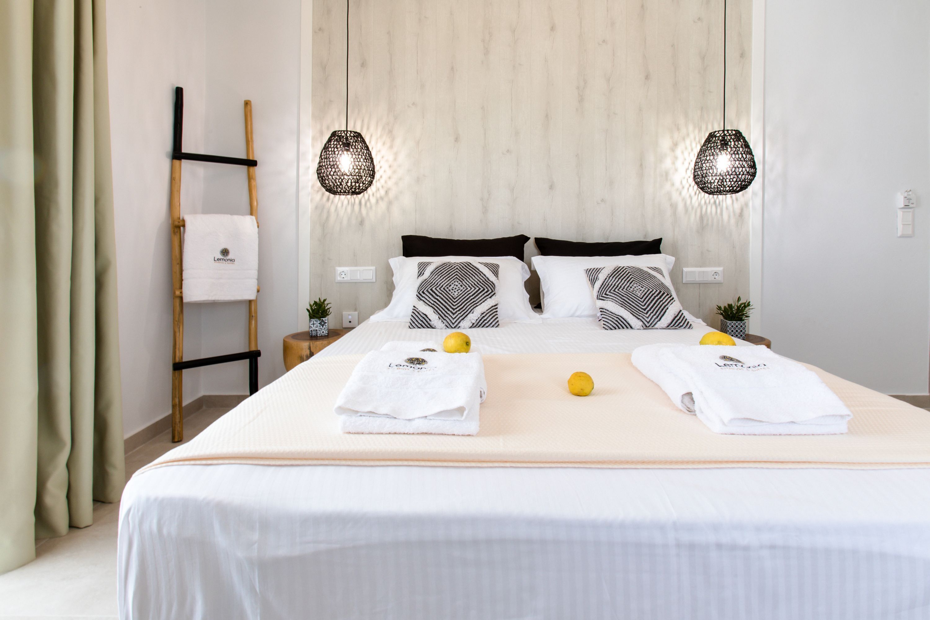 Suite, Smoking | 6 bedrooms, desk