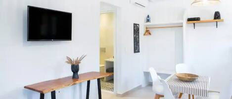 Suite | 6 bedrooms, desk