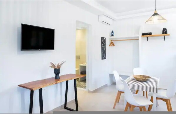 Suite | 6 bedrooms, desk