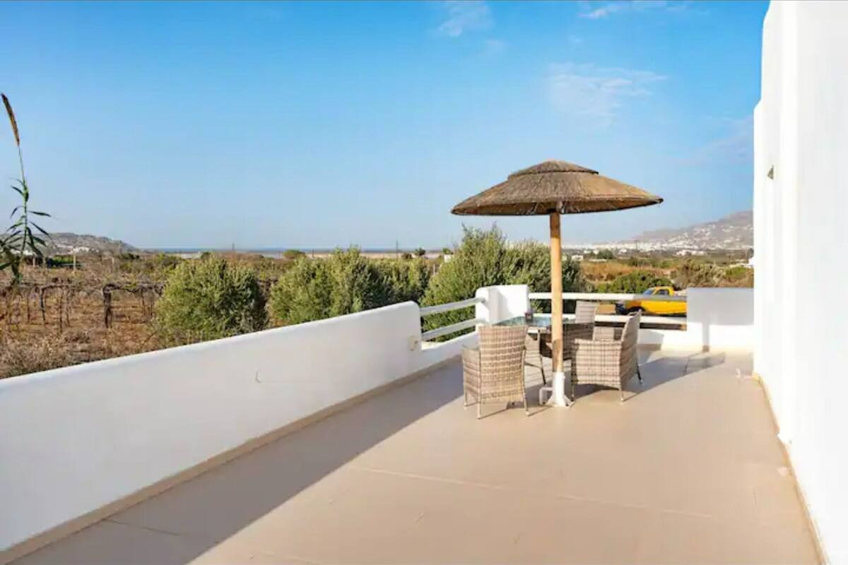 Suite | 6 bedrooms, desk