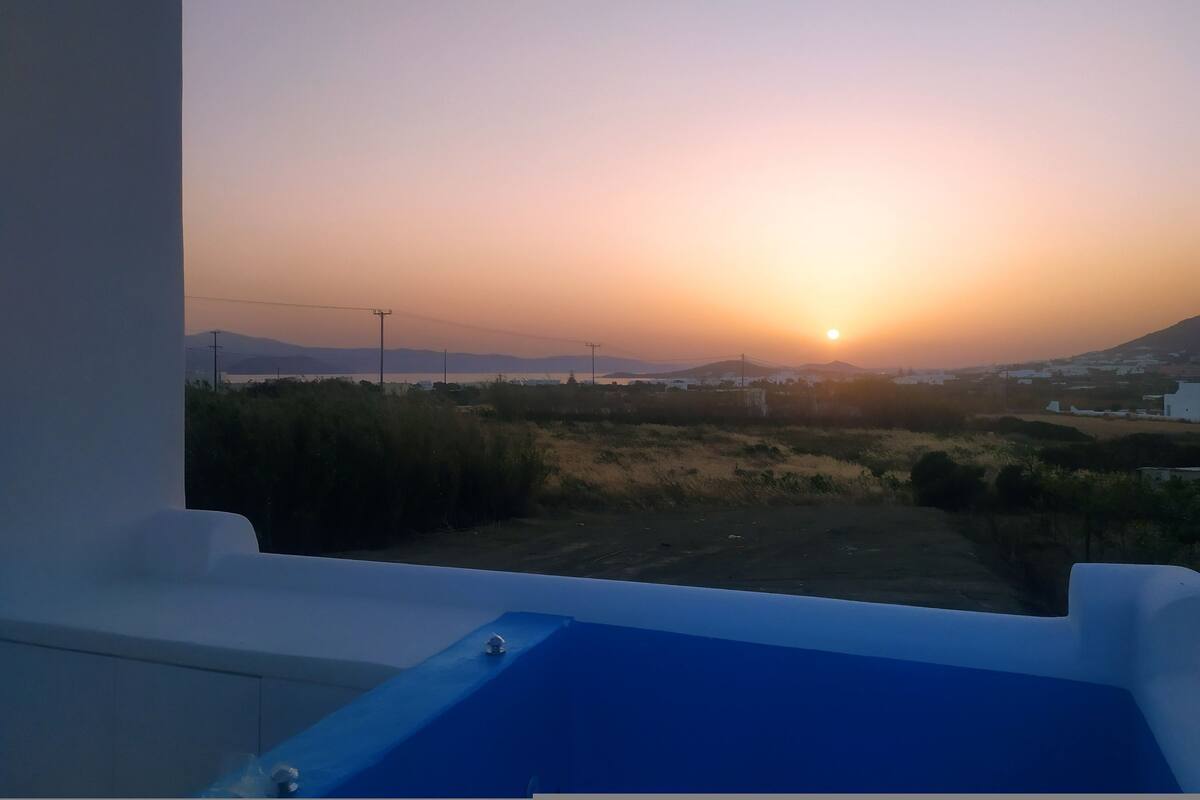 Suite | 6 bedrooms, desk