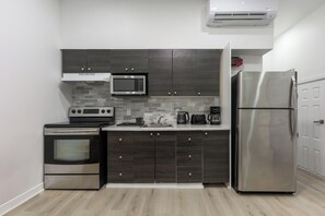 Fridge, microwave, oven, stovetop - Amazing Condo in the heard of the city (Montréal)