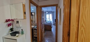 Departamento Confort | Cocina privada | Refrigerador con congelador, microondas, horno y tostadora 