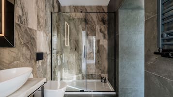 Superior Apartment, City View | Bilik Mandi | Kelengkapan dandanan diri percuma, pengering rambut, tuala disediakan