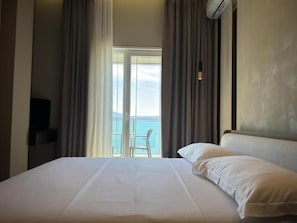 Triple Room, Sea View | Desk, soundproofing, free WiFi
