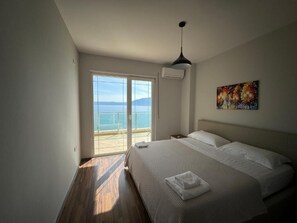 Apartment, Meerblick | Schreibtisch, schallisolierte Zimmer, kostenloses WLAN