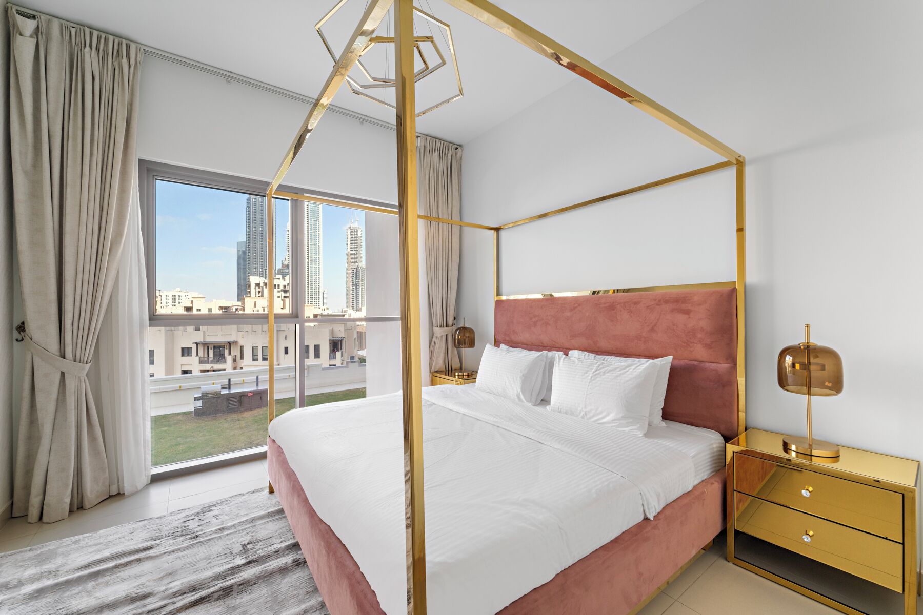Un dormitorio moderno con cama con dosel, vistas a la ciudad y un diseño minimalista.