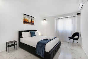 3 bedrooms, desk, iron/ironing board, free WiFi