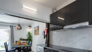 Geladeira, micro-ondas, fogão, cooktop