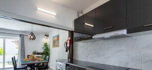 冷蔵庫、電子レンジ、オーブン、コンロ