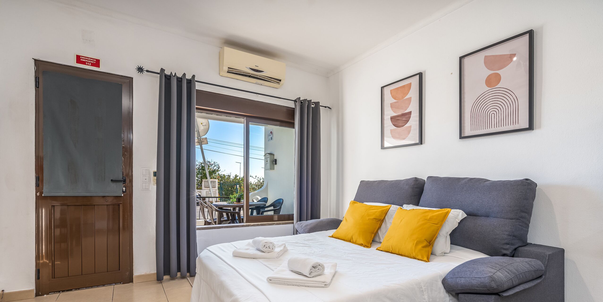 Tabla de planchar con plancha, wifi gratis y ropa de cama 