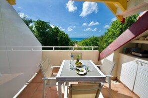 Outdoor dining - Studio OLIA at P&V - beaches, pools and sea view! Ideal location (Sainte-Anne)