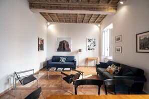 Artsy and Elegant Apartment near Pantheon (Via di Santo Stefano del Cacco) | Coin séjour