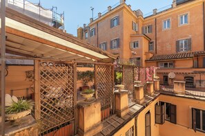 The Pantheon Terrace Experience (Salita de Crescenzi 30) | Terrace/patio - Pantheon Apartments (Rome)