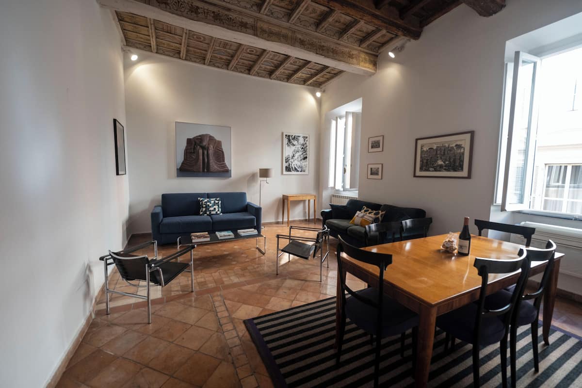 Artsy and Elegant Apartment near Pantheon (Via di Santo Stefano del Cacco) | Ruang tamu