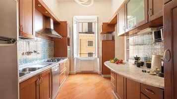 The Pantheon Terrace Experience (Salita de Crescenzi 30) | Cocina privada | Papel de cocina y mesa de comedor