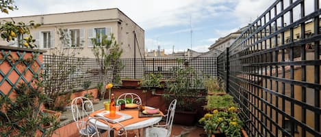 Pantheon Romantic Nest with Terrace (Via dell'Arco della Ciambella 6) | Terrace/patio