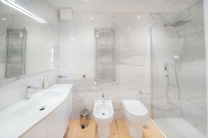 Panoramic Apartment | Bathroom | Shower, free toiletries, hair dryer, bidet